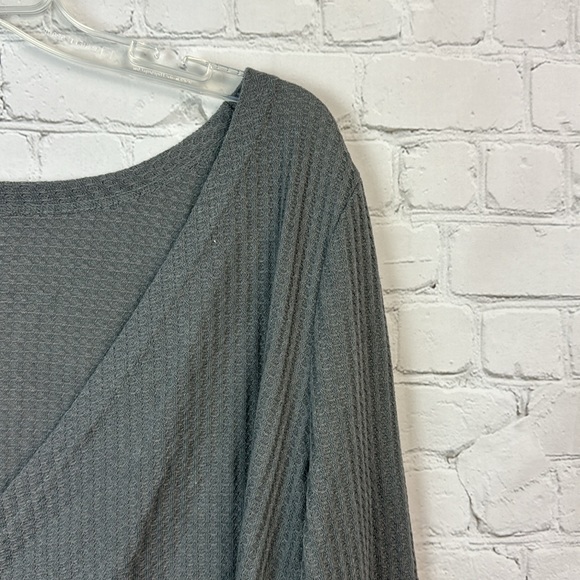 BloomChic Gray Crossover Hem Waffle Knit Long Sleeve Top Plus Size 1X - Picture 3 of 6